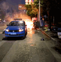南宁一奔驰车连撞8车致3伤 现场有煤气罐爆炸起火